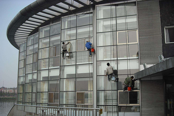 沈陽(yáng)幕墻分享裝修中玻璃幕墻是如何安裝和維護(hù)的？